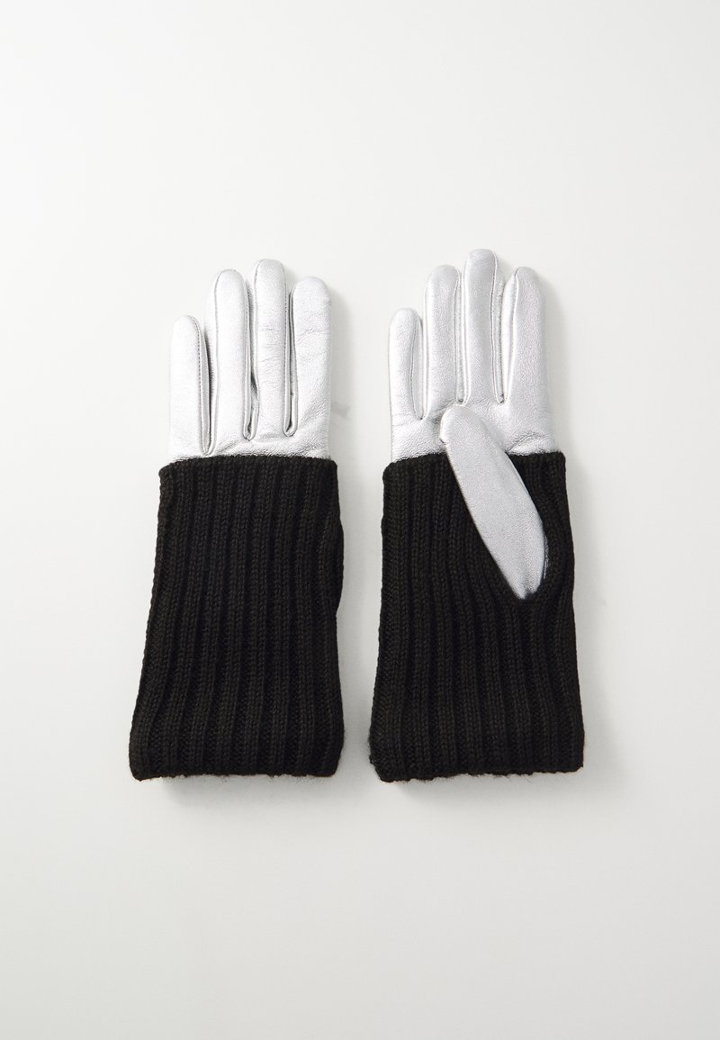 Μαύρα πλεκτά γάντια με ασημένιες δερμάτινες λεπτομέρειες; ριγωτή υφή στο μανσέττα; τέσσερις δάχτυλοι και αντίχειρας με χαρακτηριστική μεταλλική φινίρισμα.