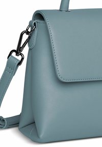 Lichtblauwe neplederen handtas met een gestructureerde vorm, voorzien van een klepsluiting, verstelbare schouderriem en metalen hardware accenten.