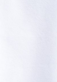 Witte textuurstof met een fijn weefpatroon, die een gladde oppervlakte en subtiele glans toont, geschikt voor verschillende textieltoepassingen.