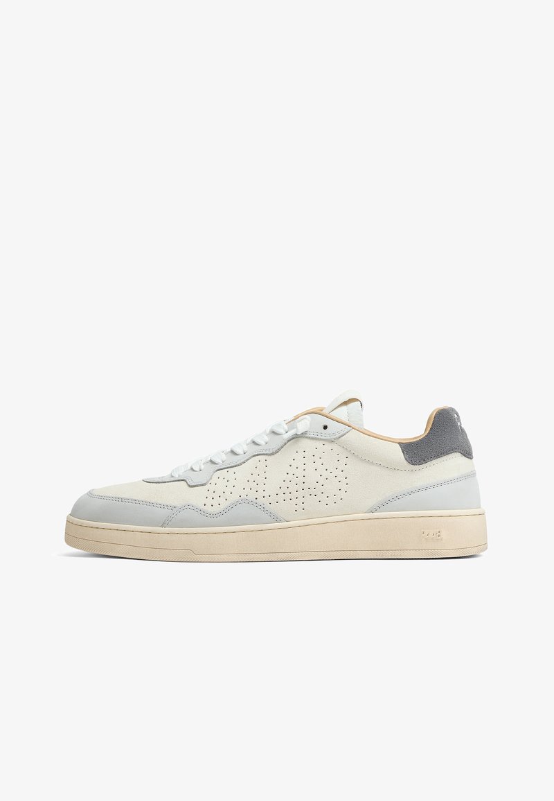Baskets basses blanches avec accents gris clair, panneaux latéraux perforés, semelle beige et fermeture à lacets, vues du côté extérieur.