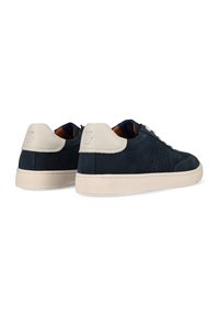 Baskets bleu marine avec des détails perforés sur les côtés, des accents en cuir crème et une semelle en caoutchouc blanche. Présente des lacets plats et un design bas.