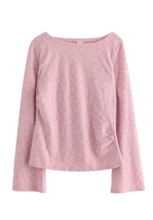 Maglietta a maniche lunghe di un rosa chiaro con un motivo floreale testurizzato, scollatura rotonda e leggero arricciamento di lato per una silhouette più definita.