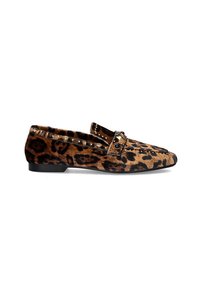 Mocasines de estampado de leopardo en marrón y negro, hechos de un material suave. Cuentan con una suela plana y tachuelas decorativas cerca del empeine.