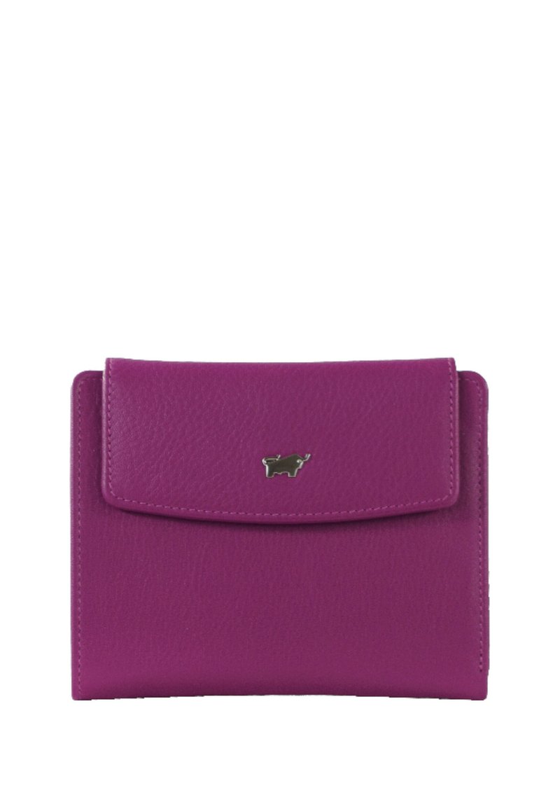 Cartera de cuero morado con una superficie texturizada, que cuenta con un cierre de solapa y un pequeño logotipo metálico en la parte frontal. Forma rectangular compacta.