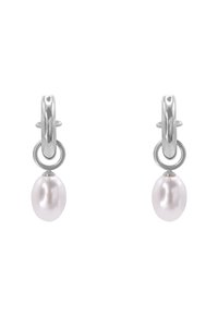Orecchini argentati con un cerchio circolare lucido e una goccia di perla rosa. Il design è elegante con una superficie liscia.