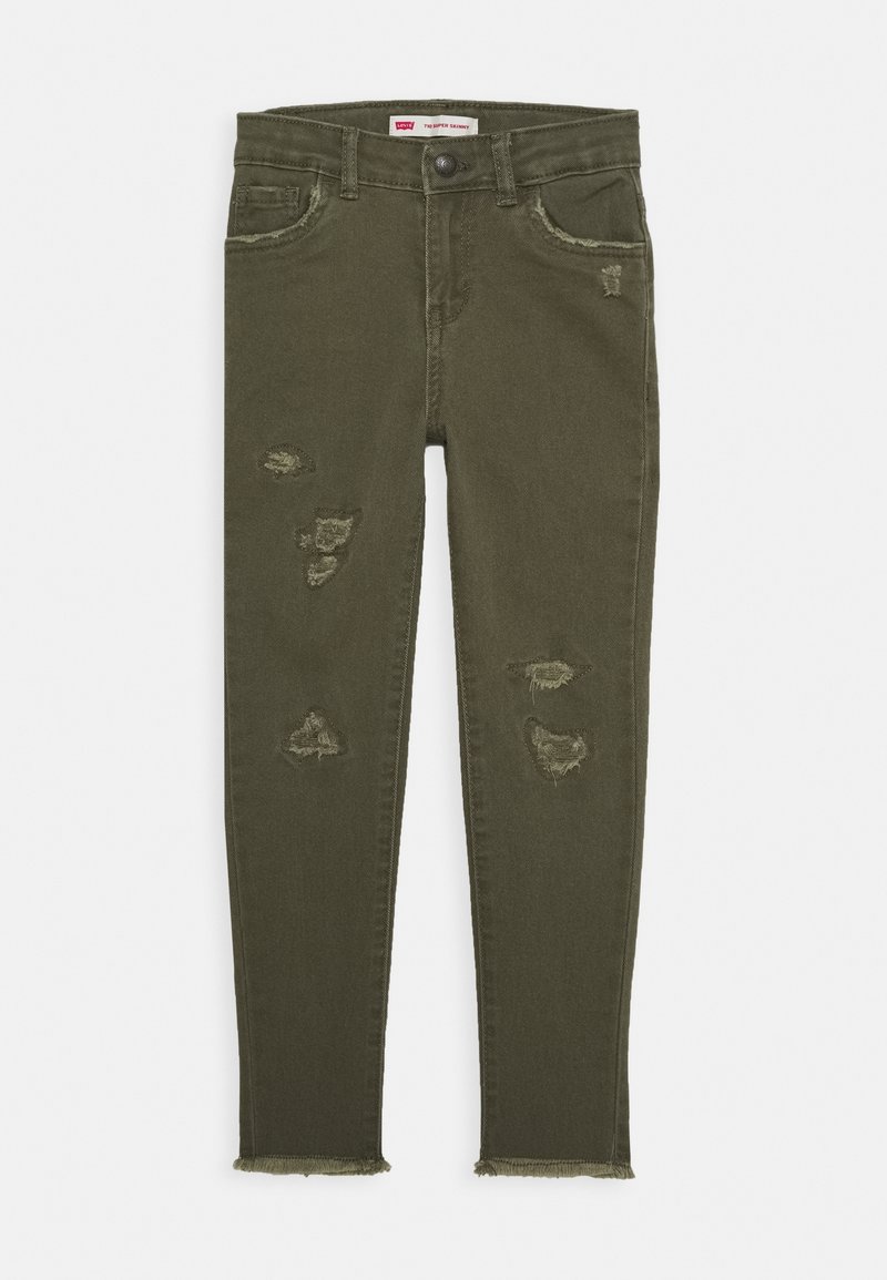 Pantalones vaqueros ajustados de color verde oliva, hechos de denim, con detalles rasgados y dobladillos deshilachados. Diseño de cinco bolsillos con cierre de botón.