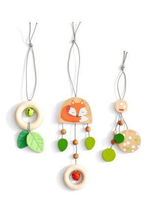 Trzy drewniane zabawki wiszące z zielonymi liśćmi i kształtami kół, wzorem śpiącego lisa oraz małymi dzwoneczkami na sznurkach z regulowanymi pętlami.