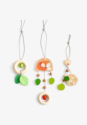 Drie houten hangspeeltjes met groene blad- en cirkelvormen, een ontwerp van een slapende vos, en kleine belletjes aan koorden met verstelbare lussen.