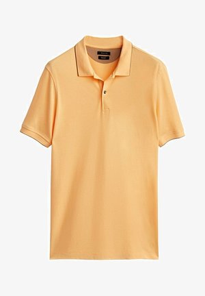 Lichtoranje poloshirt gemaakt van gladde stof, met een geplooide kraag, korte mouwen, drieknopsbies en subtiel logodetail.