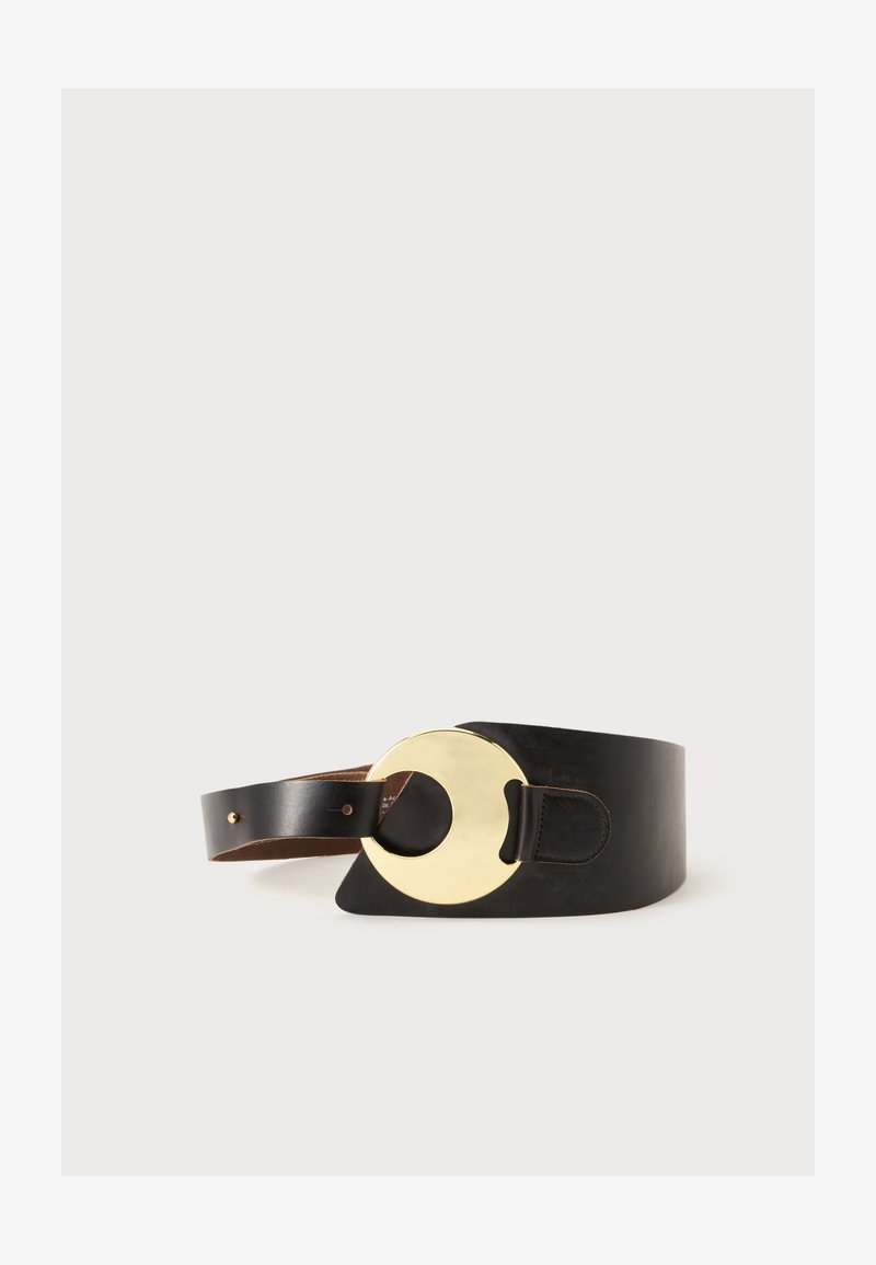 Ceinture en cuir noir avec une large lanière et une grande boucle ronde dorée, présentée sur un fond clair uni.