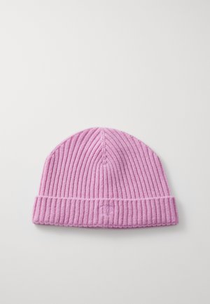 Rosa gestrickte Mütze mit vertikalen Rippungen, ausgestattet mit einem umgeschlagenen Saum und einem dezenten Logo, das auf der Vorderseite eingeprägt ist. Weiche Textur.