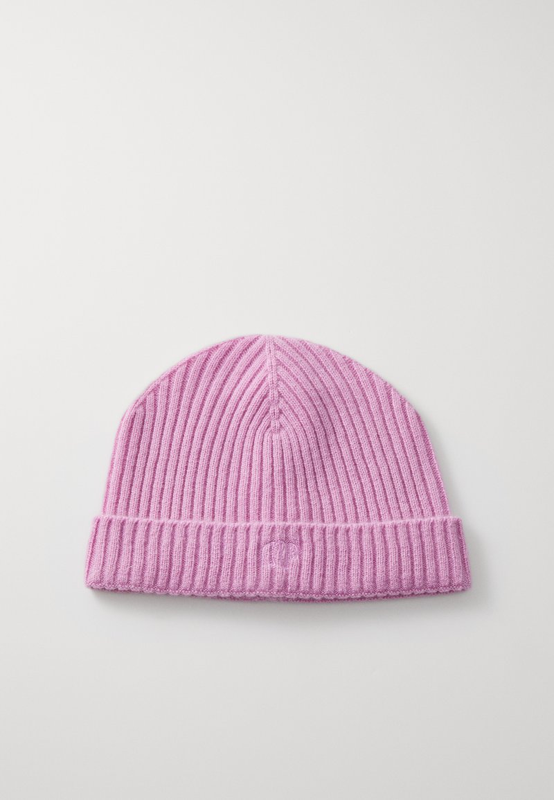 Rožinė megzta kepurė su vertikaliu nugruntu, turinti apverstą kraštą ir subtilų logotipą, įspaudą ant priekinės dalies. Minkšta tekstūra.