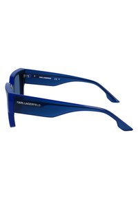 Niebieskie plastikowe okulary przeciwsłoneczne z kanciastymi oprawkami, zwężającymi się ramionami oraz błyszczącym wykończeniem. Na boku umieszczono logo "Karl Lagerfeld".