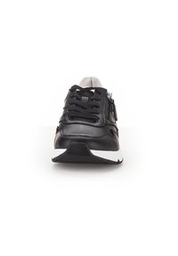 Baskets en cuir noir avec une semelle blanche, bout rond, design à lacets et détail de fermeture éclair sur le côté pour un accès facile.