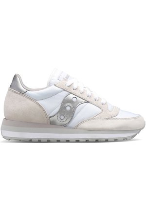 Biało-beżowe niskie sneakersy z szarym logo, białymi sznurowadłami i amortyzowaną podeszwą, zaprojektowane do noszenia na co dzień.