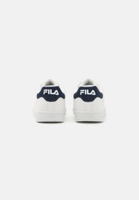 Sneaker bianche con una parte superiore in pelle liscia e un accentuazione in suede blu navy sul tallone. Presentano un logo bianco audace sul retro e una suola in gomma.