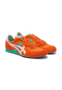 Sneaker in suede arancione con accenti bianchi e teal, dal design retro, superficie testurizzata e suola in gomma.