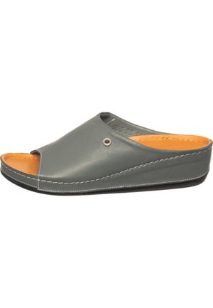 Grauer Leder-Slipper mit offenem Zehenbereich, orangefarbenem Innenfutter, niedriger Keilsohle und sichtbaren Nähten an den Rändern.