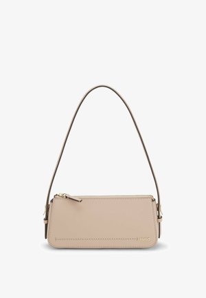 Beige rechteckige Lederhandtasche mit einem einzelnen oberen Riemen, goldfarbenem Reißverschluss und kleinem goldenem „HUGO“-Logo in der unteren rechten Ecke.