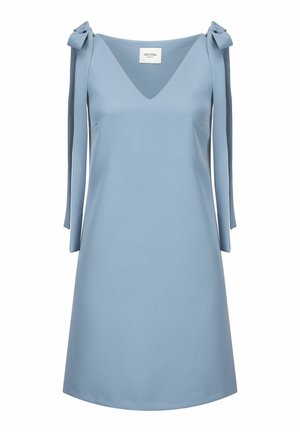 Lichtblauwe mouwloze jurk met V-hals en schouderbandjes die strikken vormen aan elke kant, knie-lengte met een rechte snit.