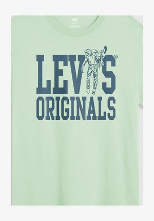 Lysegrøn Levi's T-shirt med mørkeblå tekst "LEVI'S ORIGINALS" og en grafik af en person iført jeans og hat, der går væk.