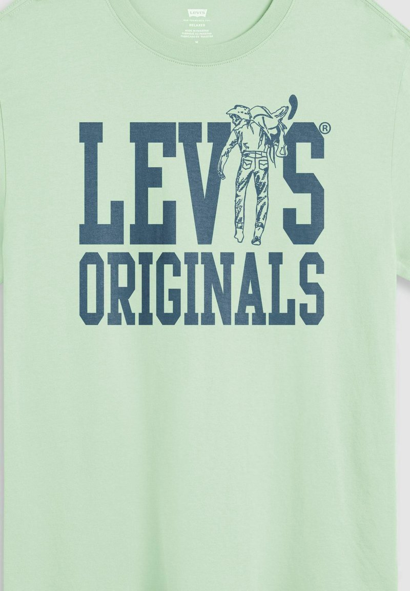Hellgrünes Levi's T-Shirt mit dunkelblauem "LEVI'S ORIGINALS"-Schriftzug und einer Grafik einer Person, die Jeans und einen Hut trägt und weggeht.