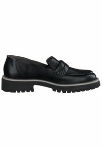 Mocassin en cuir noir avec semelle épaisse à crampons et bride décorative sur le dessus, profil latéral sur fond blanc.