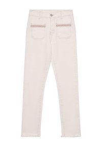 Jeans de mezclilla beige claro con forma ajustada, que presentan dos bolsillos traseros con costuras en forma de chevron y un dobladillo sin rematar en la parte inferior.