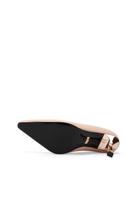 Stivaletto in vernice nuda con punta appuntita, suola nera e accento metallico nel tacco. Texture liscia e design elegante.