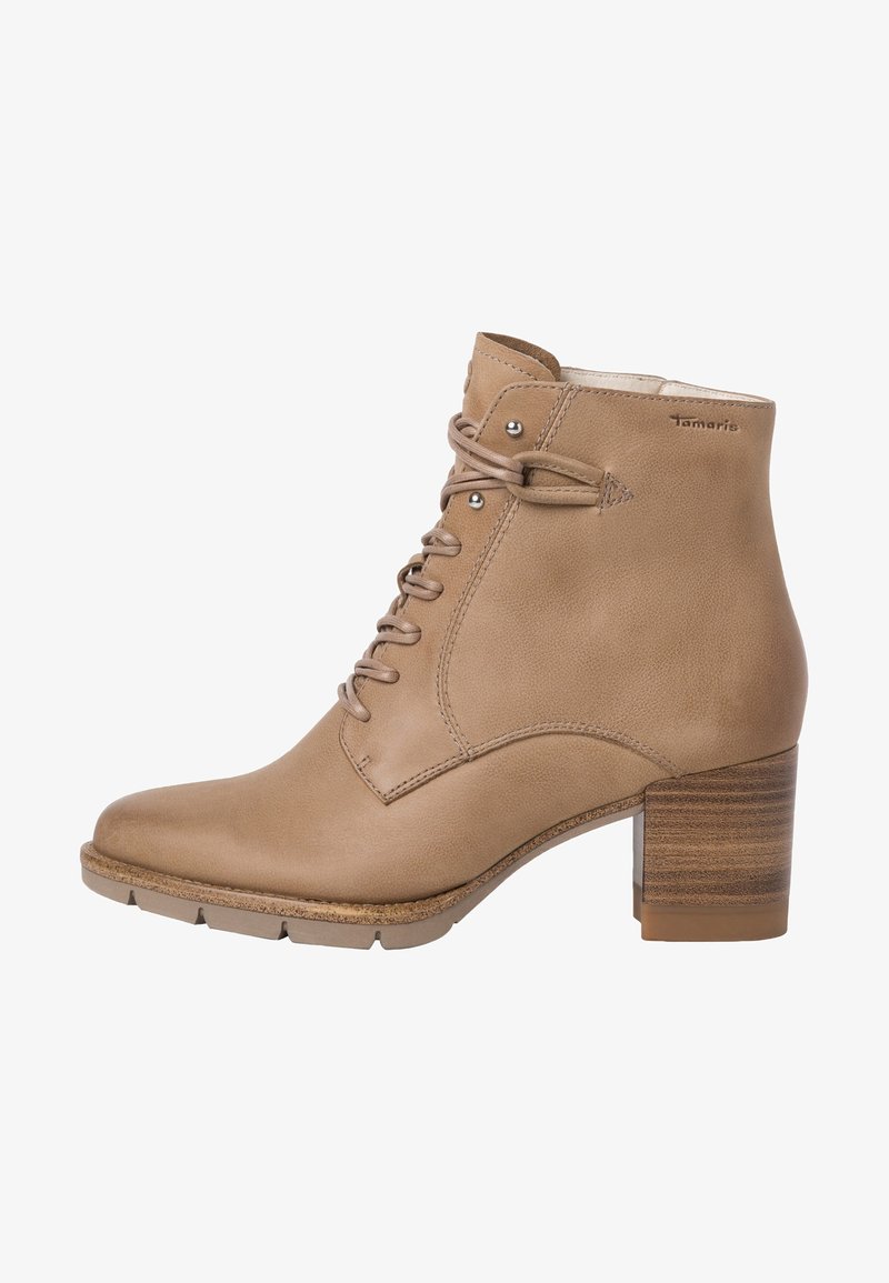 Bottes basses en cuir camel avec un bout arrondi, un laçage frontal, et un talon bloc en bois. Texture lisse avec des détails de couture subtils.