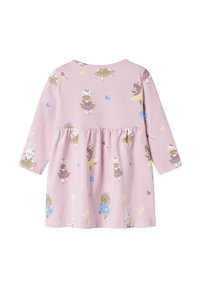 Vestido de manga larga rosa claro hecho de una tela suave, que presenta un estampado de animales en trajes de ballet y coloridos corazones y estrellas.