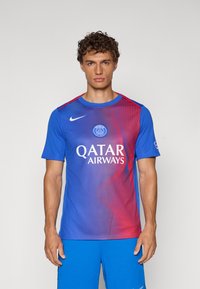 Blå og rød sportstrøje med korte ærmer, der har et gradientmønster, rund halsudskæring og sponsorlogoerne "QATAR AIRWAYS" og "PARIS" på forsiden.