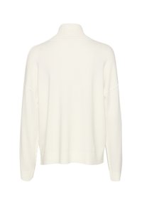 Biały sweter robiony na drutach z wysokim kołnierzem, opadającymi ramionami i luźnym krojem. Tył ma gładką, miękką fakturę z minimalną liczbą szwów.