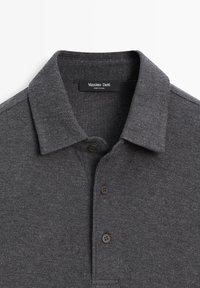 Donkergrijs poloshirt met een gestructureerde stof, drieknopsplooi en een kraag. Label met de tekst "Massimo Dutti." Voorzien van twee bruine knopen.