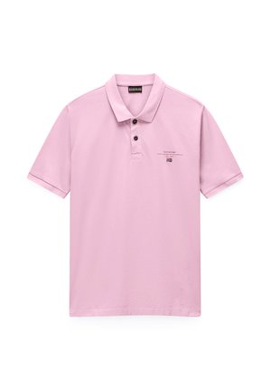 Lichtroze polo met korte mouwen, voorzien van twee zwarte knopen, een klein merkembleem en een vlagembleem op de linkerborst.
