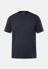 Camicia in cotone blu navy a maniche corte con colletto henley, tre bottoni e un logo sobrio sul lato sinistro del petto. Tessuto liscio.