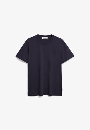 Navyblauwe t-shirt met korte mouwen, gemaakt van zachte stof, met een ronde hals en een enkele borstzak aan de linkerkant. Eenvoudig en stevig ontwerp.