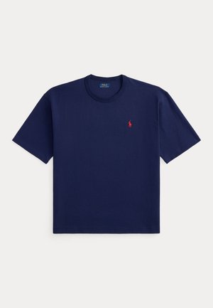 Tmavomodré tričko s krátkym rukávom a okrúhlym výstrihom, s malým červeným vyšívaným logom Polo Ralph Lauren na ľavej strane hrude.