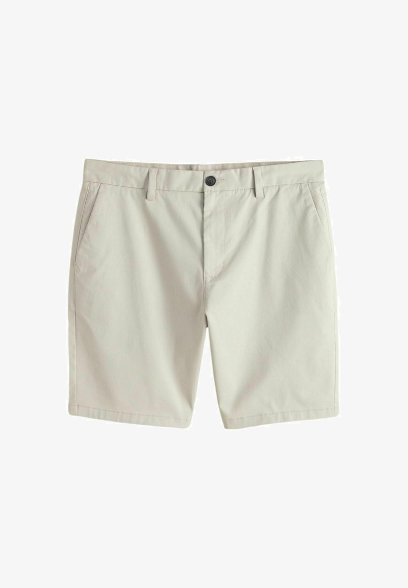 Shorts décontractés pour hommes de couleur beige avec fermeture à bouton, passants pour ceinture, poches latérales et devant ajusté sur un fond blanc.