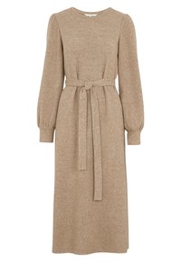 Stickad klänning med långa ärmar i beige med en strukturerad yta, försedd med ett matchande bälte i midjan och en rund halsringning.