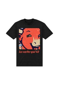 Černé tričko s grafikou kraví tváře v červené, modré a krémové barvě, s nápisem "La vache qui rit" dole.