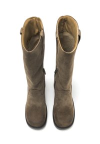 Bruine suède kniehoge laarzen met een gladde textuur, ronde neus en ritssluitingen aan de zijkant. Zachte binnenvoering zichtbaar.
