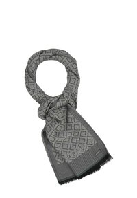 Sciarpa grigia intrecciata con un motivo geometrico, bordi frangiati e una texture liscia con una lieve lucentezza, ideale per sovrapporre o abbinare.