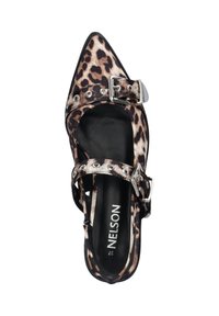 Pointed-toe pump in een leoprint stof, met enkelbandje, zilveren gesp en een gestructureerde zwarte binnenzool met logo.