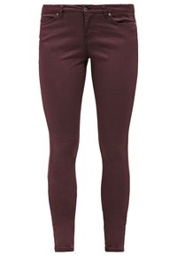 Vaqueros skinny burdeos de mezclilla, con un diseño de cinco bolsillos, cierre de botón y una textura suave. Estilo simple y ajustado.