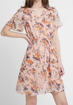 Robe en pêche avec imprimé floral comportant des détails orange et violet foncé, manches courtes, décolleté en V, taille élastique et texture transparente.