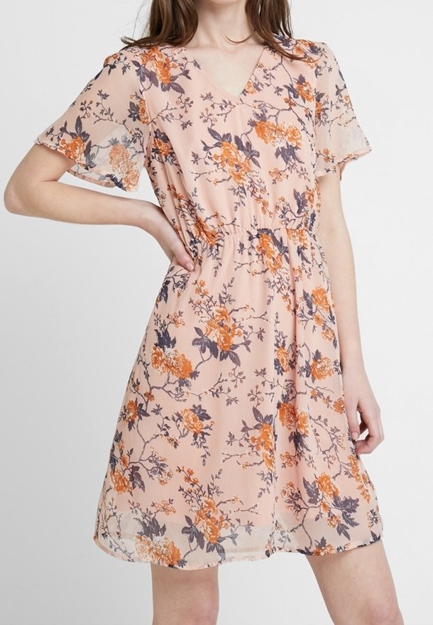Pfirsichfarbendes Kleid mit Blumenmuster, das orangefarbene und dunkelviolette Details aufweist, kurze Ärmel, V-Ausschnitt, elastischen Taillenbund und durchscheinender Textur hat.