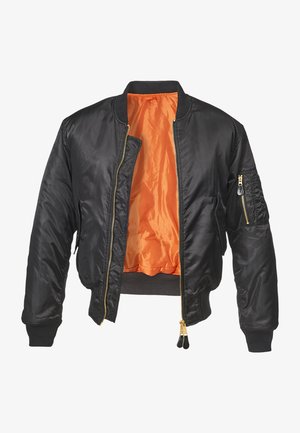 Mustapomberitakki, jossa on kiiltävä pinta, oranssi vuori, ribatut hihansuut ja vetoketjullinen tasku vasemmassa hihassa. Kultaiset vetoketjuakcentit.