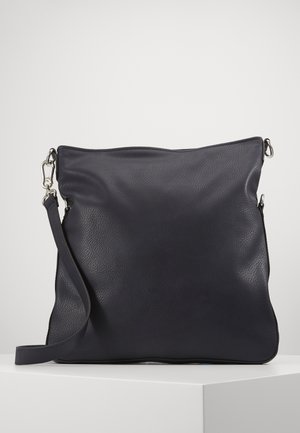 Czarna skórzana torba na ramię z odpinanym paskiem i srebrną metalową klamrą, leżąca na białej powierzchni na neutralnym tle.