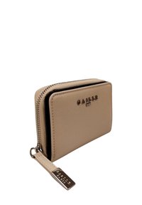 Portafoglio beige testurizzato con chiusura a zip, caratterizzato da un accento in hardware argentato e logo impressa sul fronte. Forma rettangolare compatta.